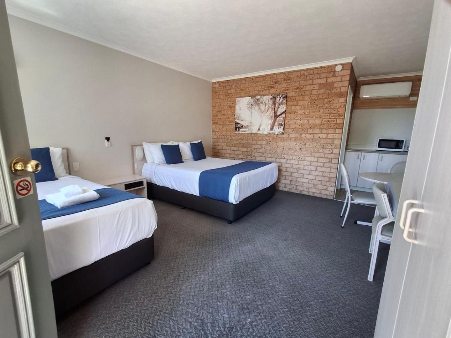 دوبو Blue Diamond Motor Inn المظهر الخارجي الصورة